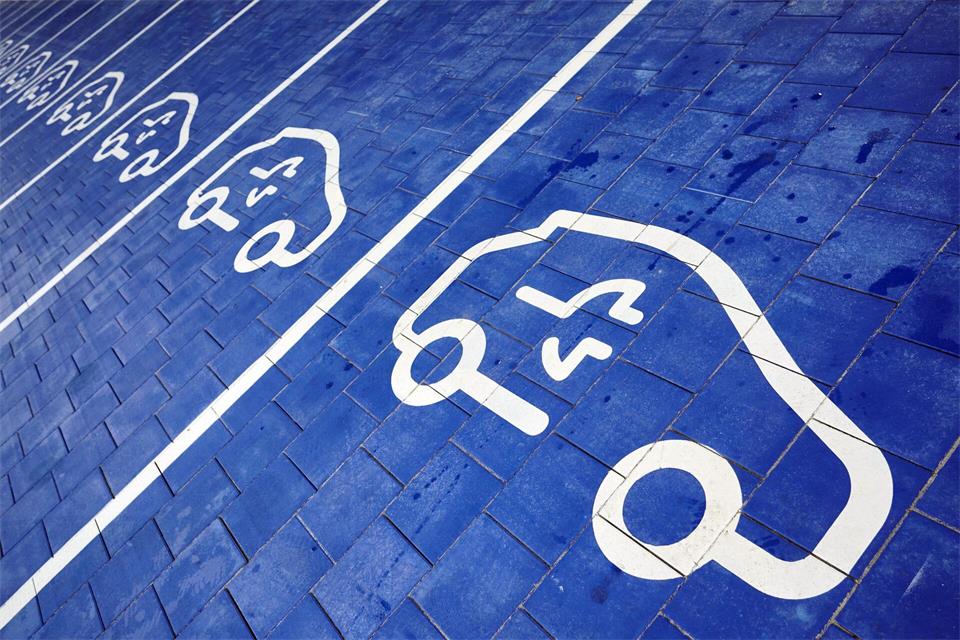 Keine Sorge vor zu geringer Reichweite: Größere Batterien, ein engmaschigeres Ladenetz und integrierte Navigationssysteme machen die Streckenplanung einfacher und sorgen für eine zuverlässige Stromversorgung.Bernd Thissen/dpa