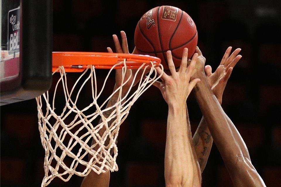 Keine Sportart in Deutschland wächst derzeit so stark wie der Basketball. Doch an der Basis herrscht darüber nicht nur Freude, denn es mangelt – neben Trainern und Hallen – vor allem an Schiedsrichtern. Und das hat zunehmend Auswirkungen auf den Spielbetrieb.