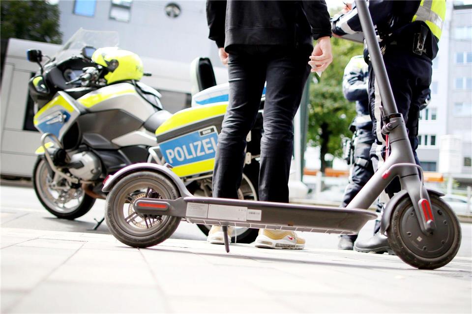 Keine Straßenzulassung ohne Versicherung: Wer einen E-Scooter im öffentlichen Verkehr ohne Versicherungskennzeichen fährt, riskiert saftige Strafen.Martin Gerten/dpa