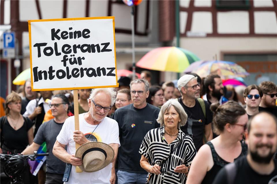 “Keine Toleranz für Intoleranz“ - nach Polizeiangaben gingen 250 Menschen in Schlüchtern auf die Straße.Florian Wiegand/dpa