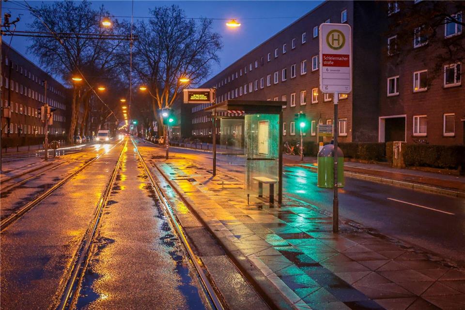 Keine Tram, keine Fahrgäste an der Haltestelle.Focke Strangmann/dpa