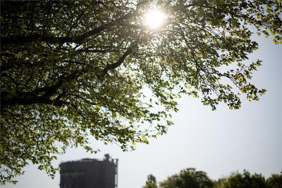 Keine Wolke trübt den Sonnenschein am Gasometer: Wie hier in Oberhausen war der April in NRW sonnig, aber auch viel zu trocken.Fabian Strauch/dpa