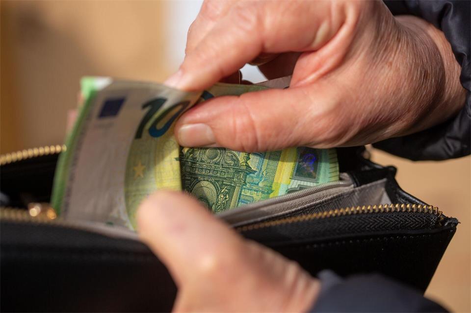 Keine Zusatzkosten für Bargeld: Pflegeheime dürfen für die Verwahrung von Bar- und Taschengeld grundsätzlich kein gesondertes Entgelt berechnen.Fernando Gutierrez-Juarez/dpa