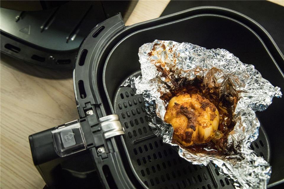 Keine gute Idee: Durch die Alufolie im Airfryer kann die Luftzirkulation gestört werden - die Lebensmittel werden so weniger knusprig.Christin Klose/dpa-tmn