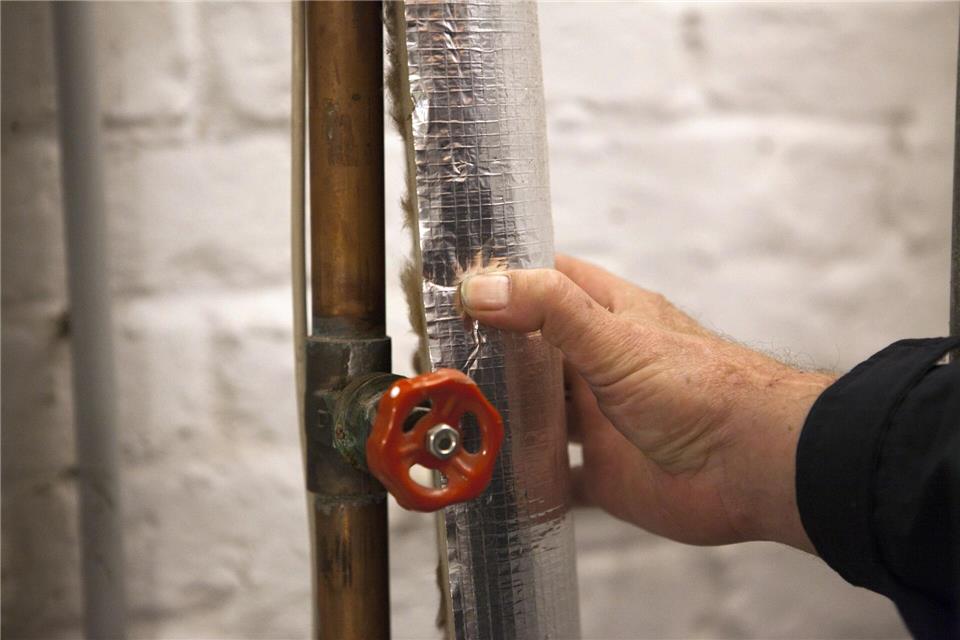 Keine wichtigen Details vergessen - auch die Heizungsrohre im Keller muss man richtig dämmen.picture alliance / dpa Themendienst