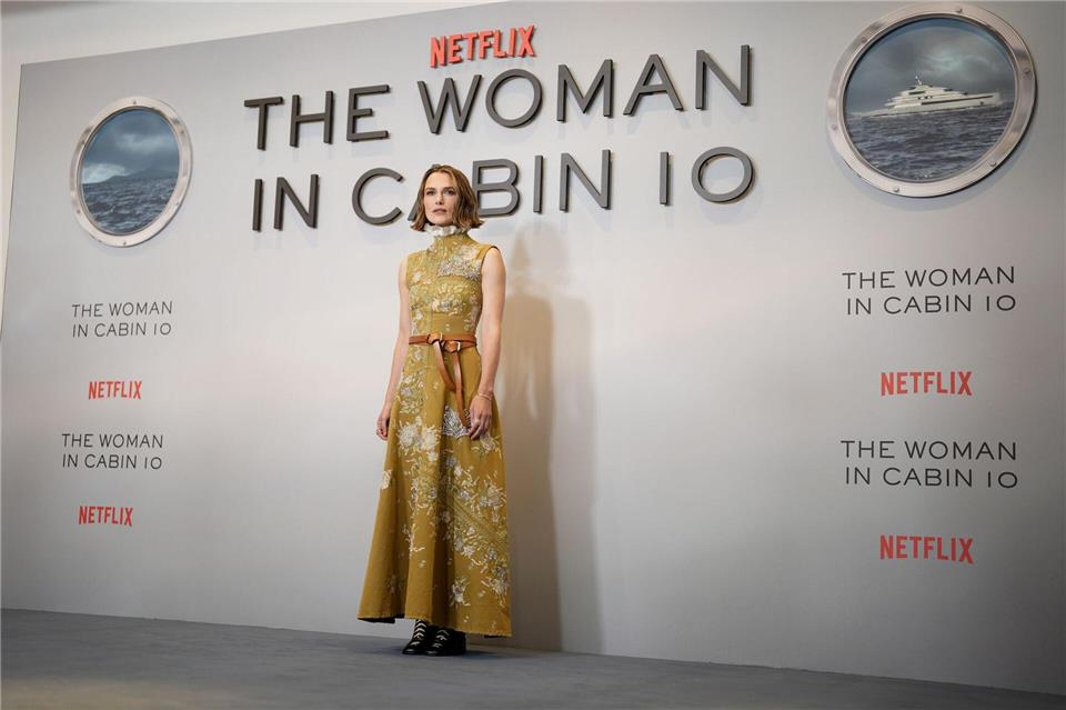 Keira Knightley vor einer „The Woman in Cabin 10“-Wand Ende September in London. (Archivbild)Jordan Pettitt/PA Wire/dpa