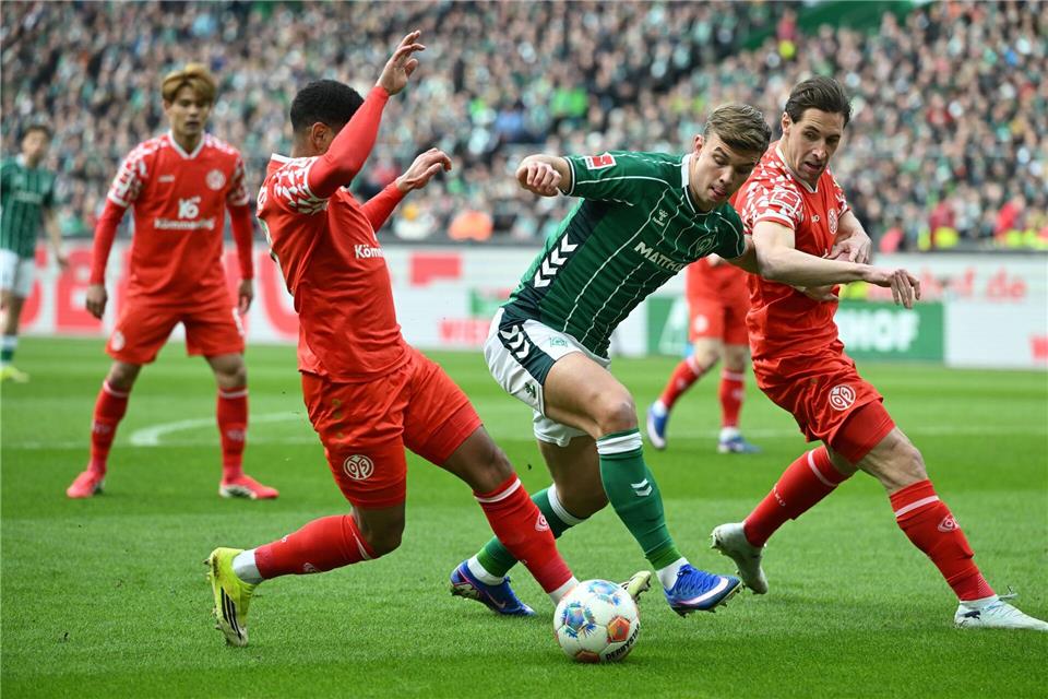 Keke Topp und Werder Bremen zeigten gegen Mainz eine ganz schwache Leistung.Carmen Jaspersen/dpa