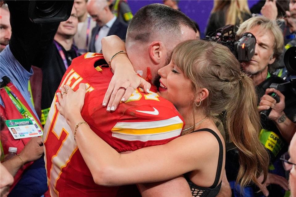 Kelce und Swift - die Verlobung der beiden Stars bringt der NFL anhaltende Aufmerksamkeit bei ungewohnten Zielgruppen.John Locher/AP/dpa
