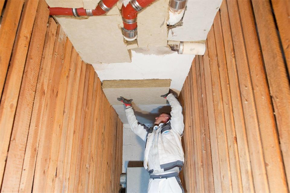 Kellerdecke dämmen, Heizkosten senken: Wer handwerkliches Geschick besitzt, kann die Dämmung der Kellerdecke selbst anbringen.Klaus-Dietmar Gabbert/dpa-tmn