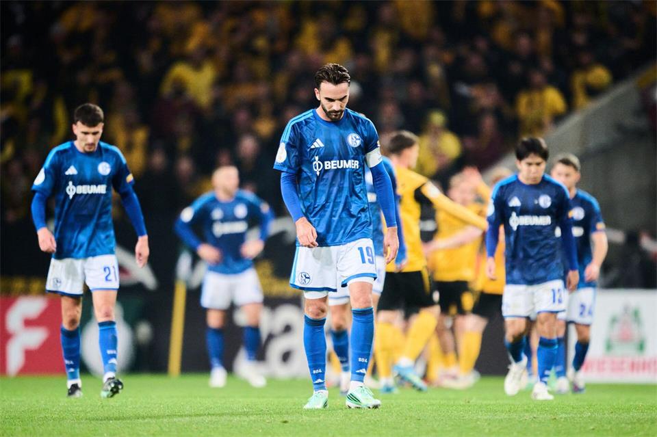 Kenan Karaman (Schalke 04, M) spricht nach dem Pokal-Aus Klartext. Robert Michael/dpa