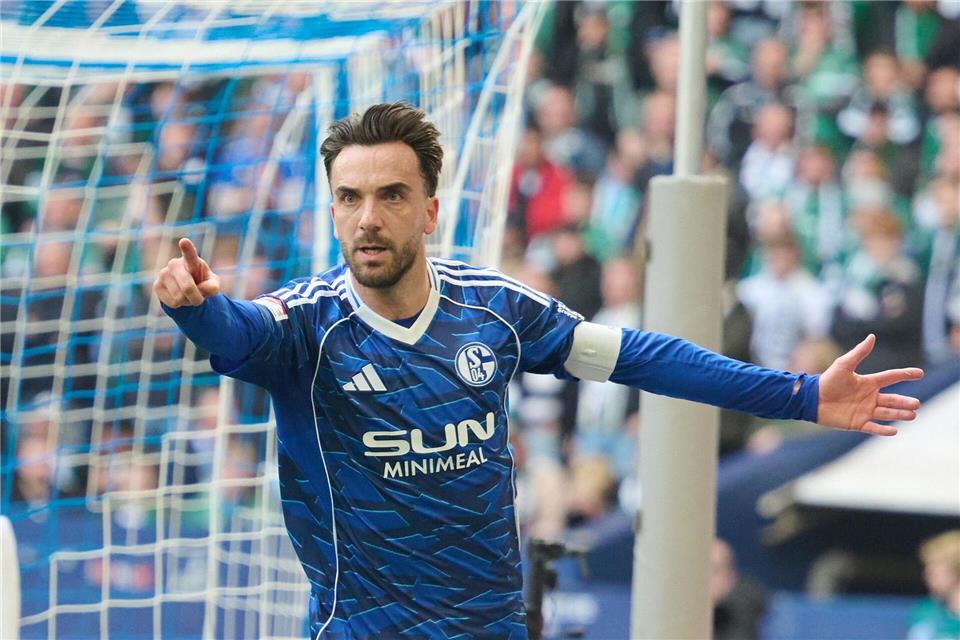 Kenan Karaman brachte Schalke in Führung.Bernd Thissen/dpa