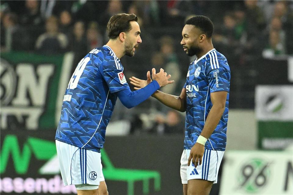 Kenan Karaman (l) traf für den FC Schalke 04 beim Test gegen Hessen Kassel. (Archivbild)Swen Pförtner/dpa