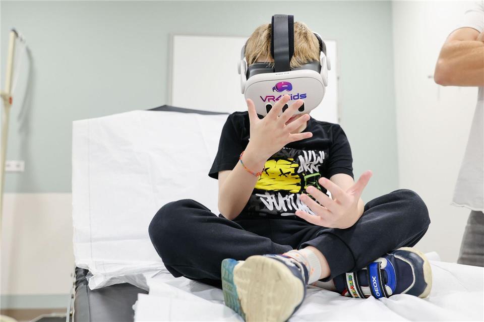 Dank VR-Brille vom Krankenbett aufs Oktoberfest Kenan fährt virtuell gerade mit den Fahrgeschäften des Oktoberfests.Daniel Löb/dpa