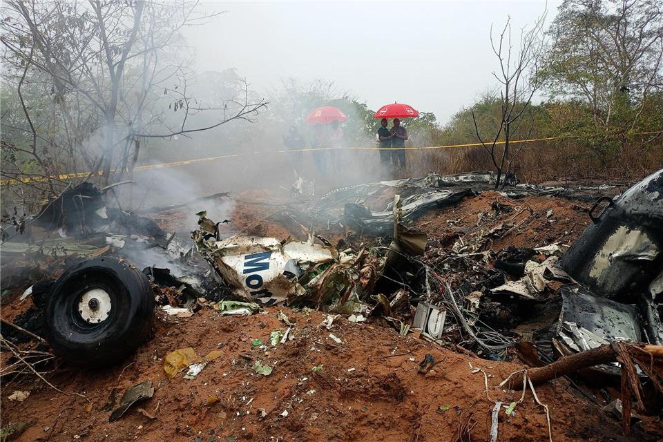 Zwei Deutsche sterben bei Absturz von Kleinflugzeug in Kenia Kenianische Beamte untersuchen die Absturzstelle.Uncredited/AP/dpa