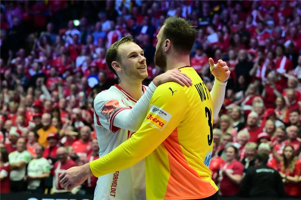 Kennen sich aus der Bundesliga: Mathias Gidsel und DHB-Keeper Andreas Wolff. (Archivbild)Sina Schuldt/dpa