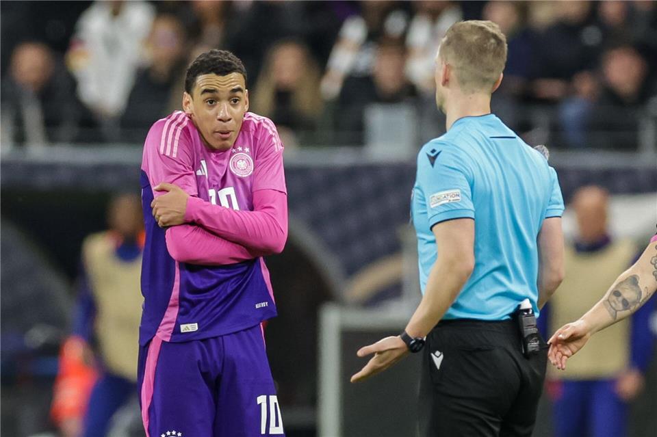 Kennen sich aus einem Länderspiel: Bayern-Star Musiala und Schiedsrichter Eskas. (Archivbild)Christian Charisius/dpa