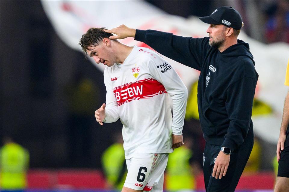 Kennen sich lange: Angelo Stiller (l.) und VfB-Trainer Sebastian Hoeneß. (Archivbild)Tom Weller/dpa