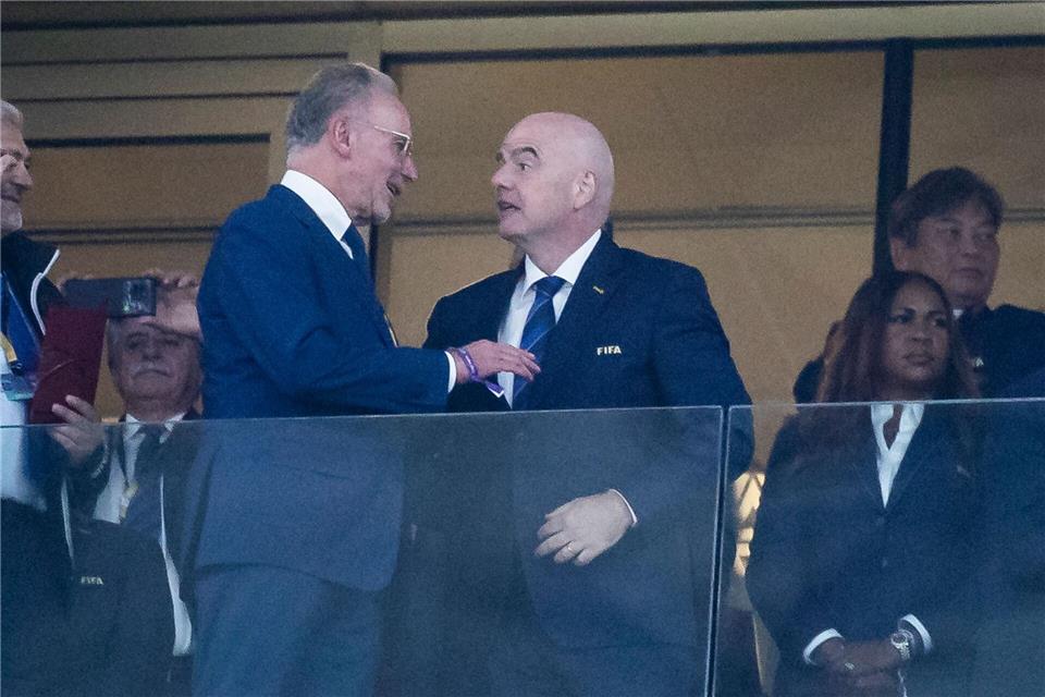 Kennen und schätzen sich: Rummenigge (l) und Infantino. (Archivbild)Tom Weller/dpa