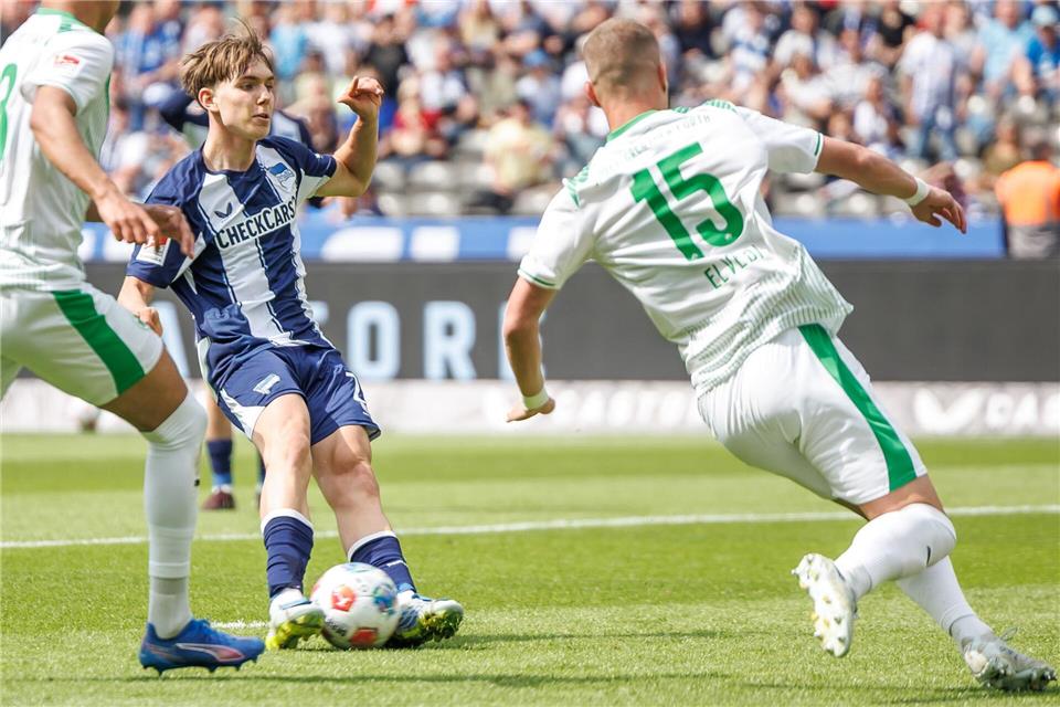 Kennet Eichhorn (Mitte) stieg mit dem Tor gegen Fürth zum jüngsten Torschützen der 2. Liga auf. (Archivbild)Andreas Gora/dpa