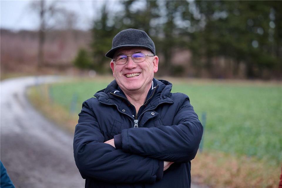 Kennt sich aus mit der Geschichte des Dorfes - auch lange bevor es Kanzlerdorf wurde: Ortsheimatpfleger Detlev Becker. Bernd Thissen/dpa