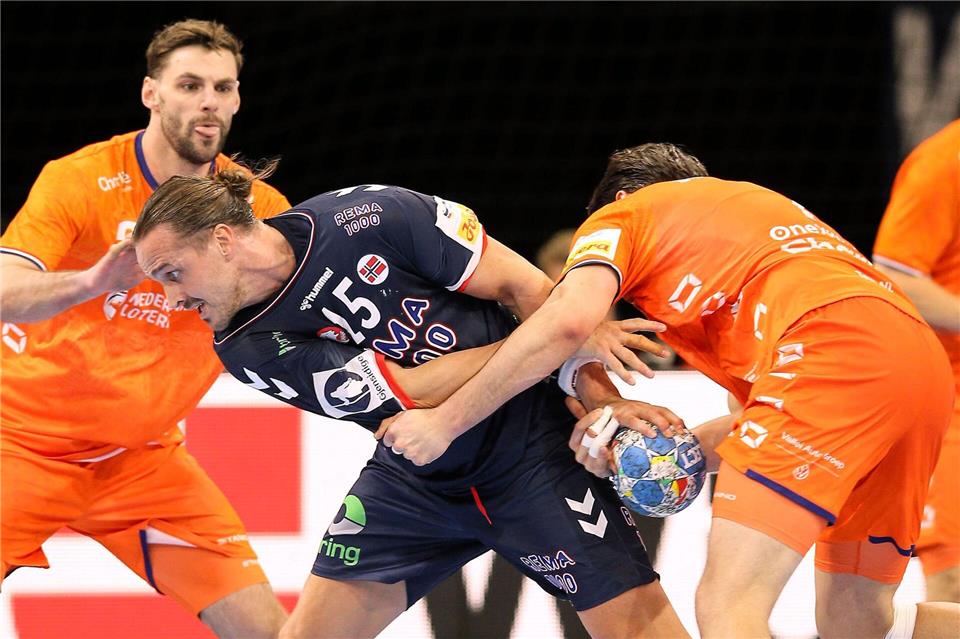 Tönnesen verlängert Vertrag bei SG Flensburg-Handewitt Kent Robin Tönnesen (M) hat seinen Vertrag in Flensburg verlängert. (Archivbild)Claus Bergmann/dpa