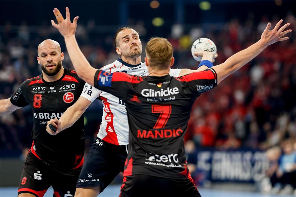 Kent Robin Tönnesen (beim Wurf) wird die SG Flensburg-Handewitt verlassen. (Archivbild)Philipp Szyza/dpa
