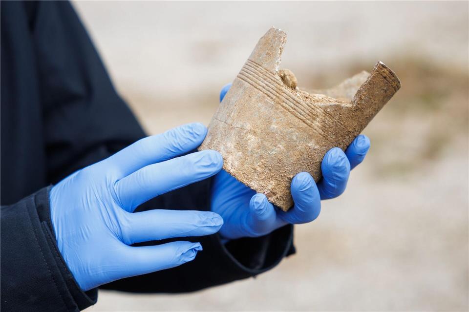 Keramikfunde zählen ebenso dazu, wie etwa Hinweise auf Grabhügel oder Wallanlagen. (Illustration)Matthias Balk/dpa