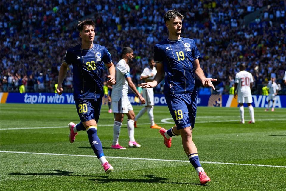 Kerim Alajbegovic (r.) brachte Bosnien-Herzegowina in Führung.Lindsey Wasson/AP/dpa