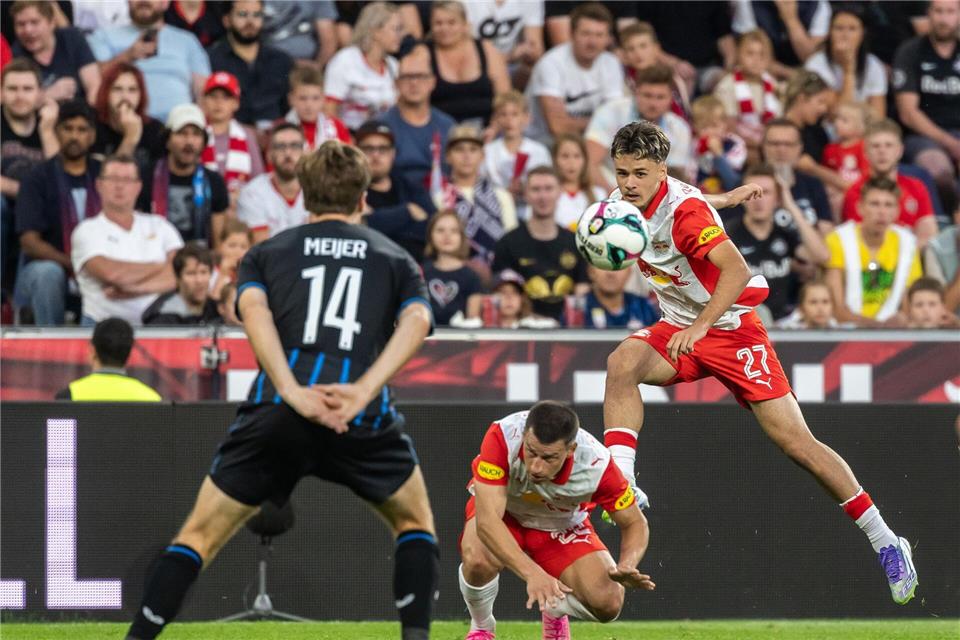 Kerim Alajbegovic (r) hat sich in Salzburg stark entwickelt. (Archivbild)Expa/Johann Groder/APA/dpa