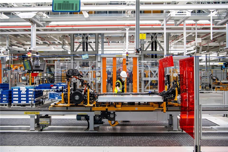 Kernstück im Zentrum der Aufmerksamkeit: Die Batterie im Fahrzeugboden eines E-Autos ist dessen wichtigstes Bauteil.picture alliance/dpa