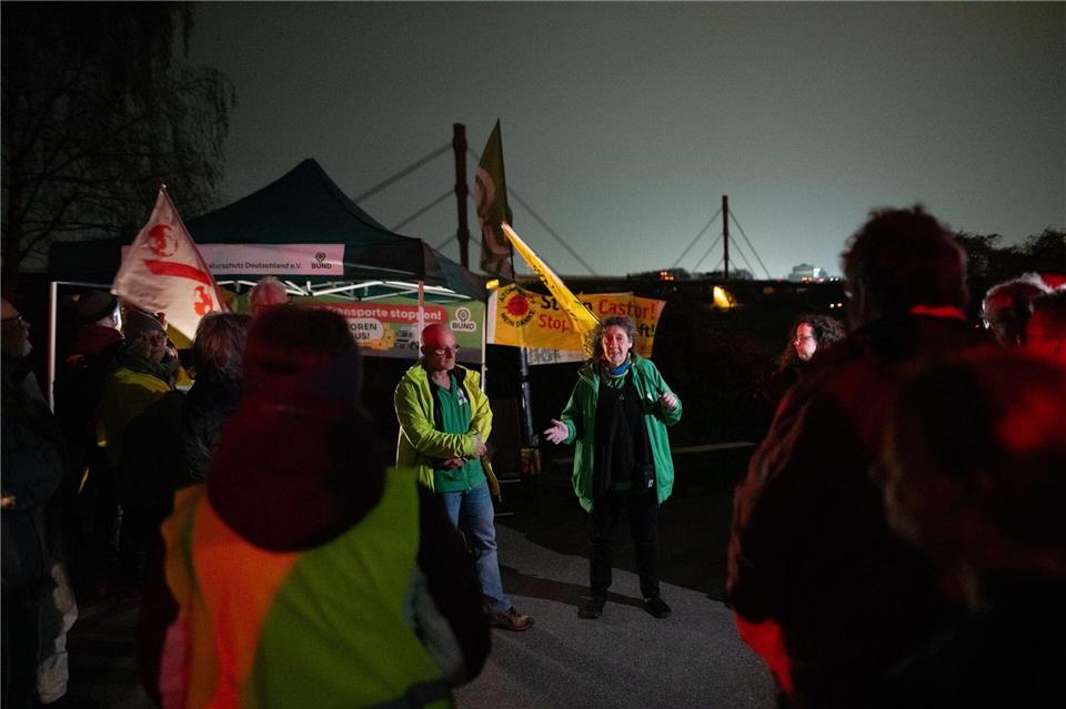 Kerstin Ciesla, stellvertr. Vorsitzende des BUND Nordrheim-Westfalen (M), spricht bei der Mahnwache in Duisburg. Fabian Strauch/dpa