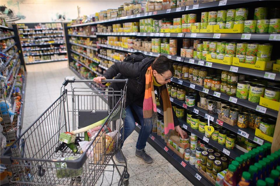 Kerstin Kränzel ist Nachbarschaftshelferin für eine Seniorin, ihr Weg führt regelmäßig in einen Supermarkt. Klaus-Dietmar Gabbert/dpa