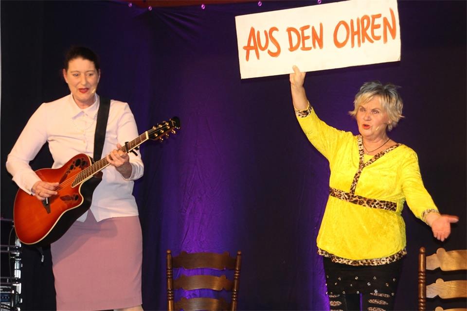 Kerstin Sierp und Heike Becker (von inks) begeisterten mit ihrem Auftritt bei Brömmel-Wilms in Erle mit ihrem derben Humor. 