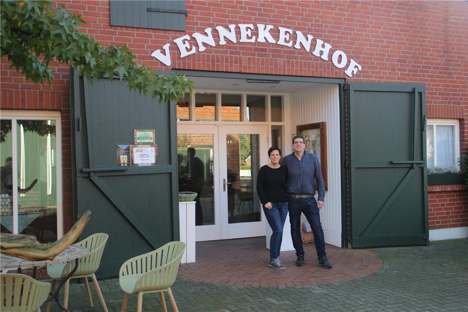 Kerstin (links) und Sebastian Bleker vor den offenen Toren ihres Bauerncafés Vennekenhof.