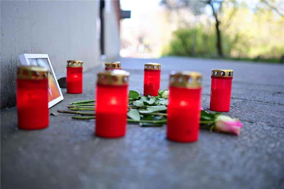Kerzen, Blumen und ein Foto erinnern an den Toten.Sebastian Gollnow/dpa