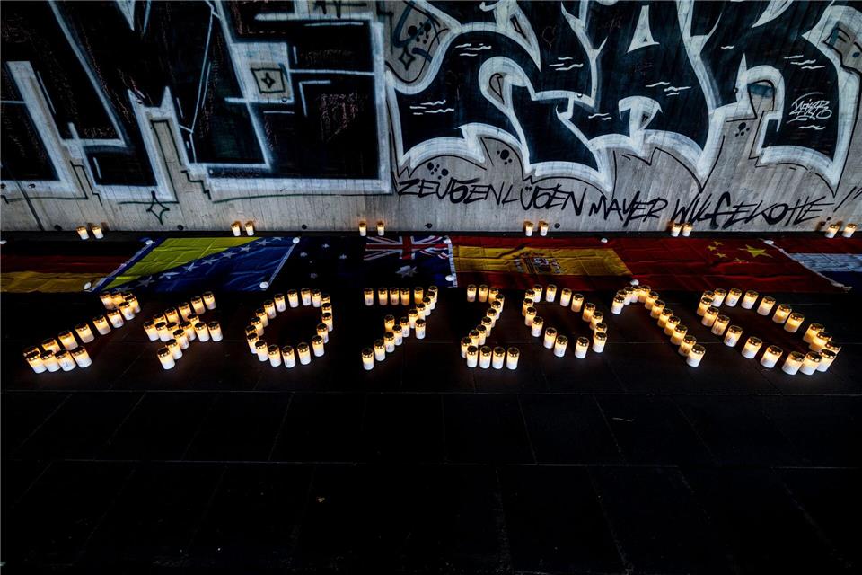 Kerzen erinnern an die Opfer des Unglücks vom 24. Juli 2010. (Archivbild)Christoph Reichwein/dpa