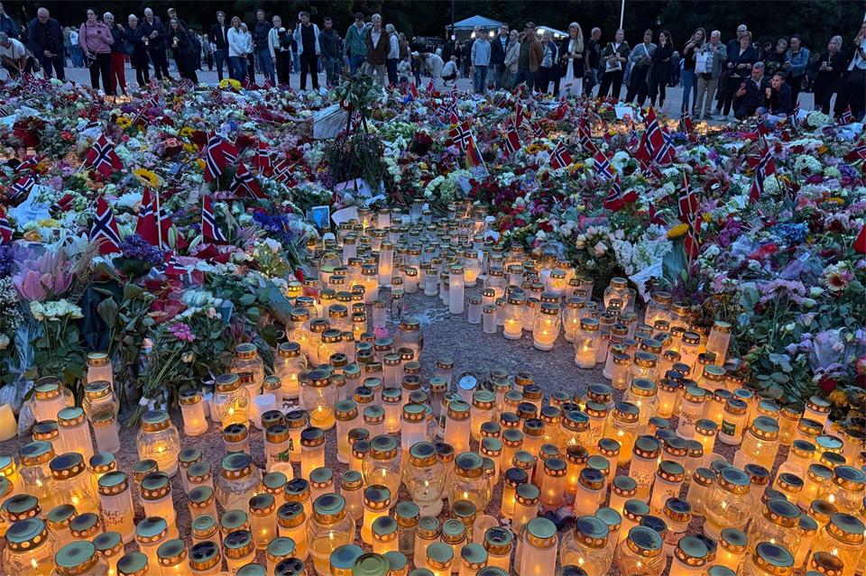 Kerzen für verstorbenen König HaraldJulia Wäschenbach/dpa