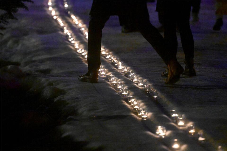 Kerzen in einer symbolischen Loipe erinnern an Laura Dahlmeier. Felix Hörhager/dpa