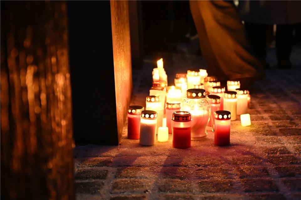 Kerzen stehen vor dem Holocaust-Denkmal für die ermordeten Juden Europas. Markus Lenhardt/dpa