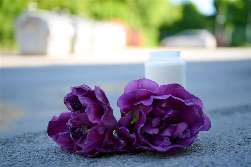 Kerzen und Blumen am Zugang zum Spielplatz: Nach dem Tod des 14-Jährigen zeigten Anwohner ihre Betroffenheit. (Archivbild)Bernd Thissen/dpa