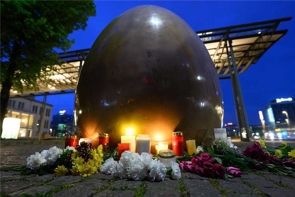 Kerzen und Blumen liegen nach der mutmaßlichen Amokfahrt in Leipzig in der Grimmaischen Straße.Hendrik Schmidt/dpa