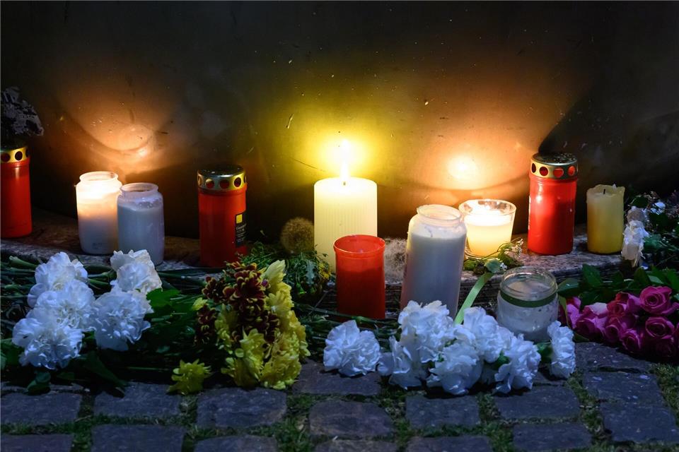 Kerzen und Blumen liegen nach der mutmaßlichen Amokfahrt in Leipzig mit zwei Todesopfern und drei Schwerverletzten an der Zufahrt zur Grimmaischen Straße.Hendrik Schmidt/dpa
