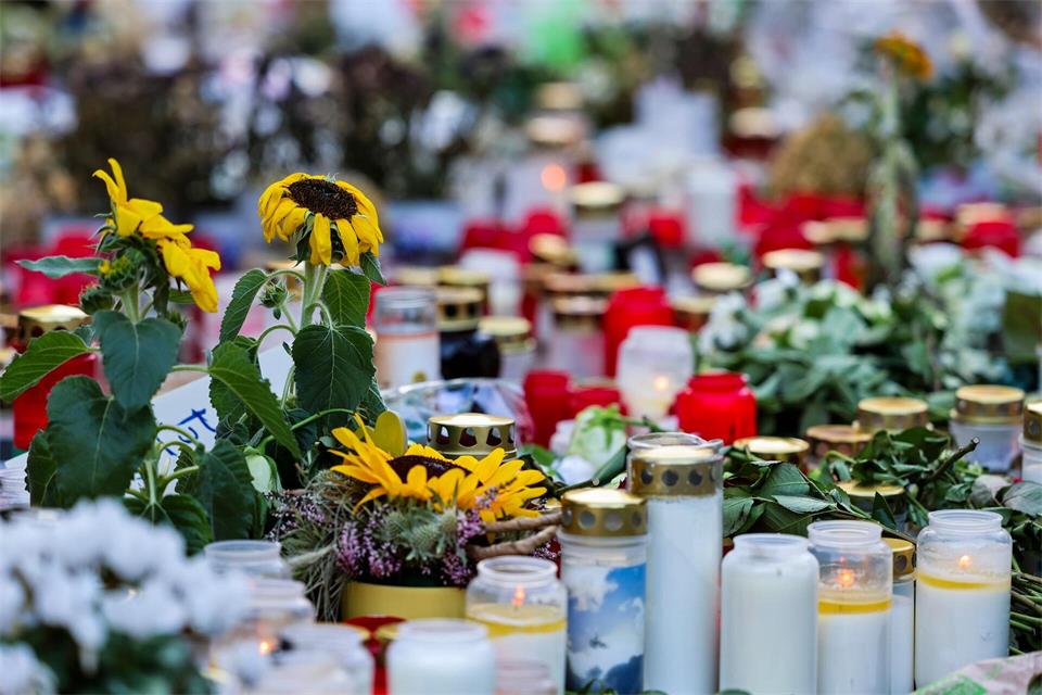 Kerzen und Blumen liegen unweit des Tatorts am Fronhof zum Gedenken an die Opfer der Messerattacke auf dem Solinger Stadtfest wenige Tage danach. (Archivbild) Christoph Reichwein/dpa