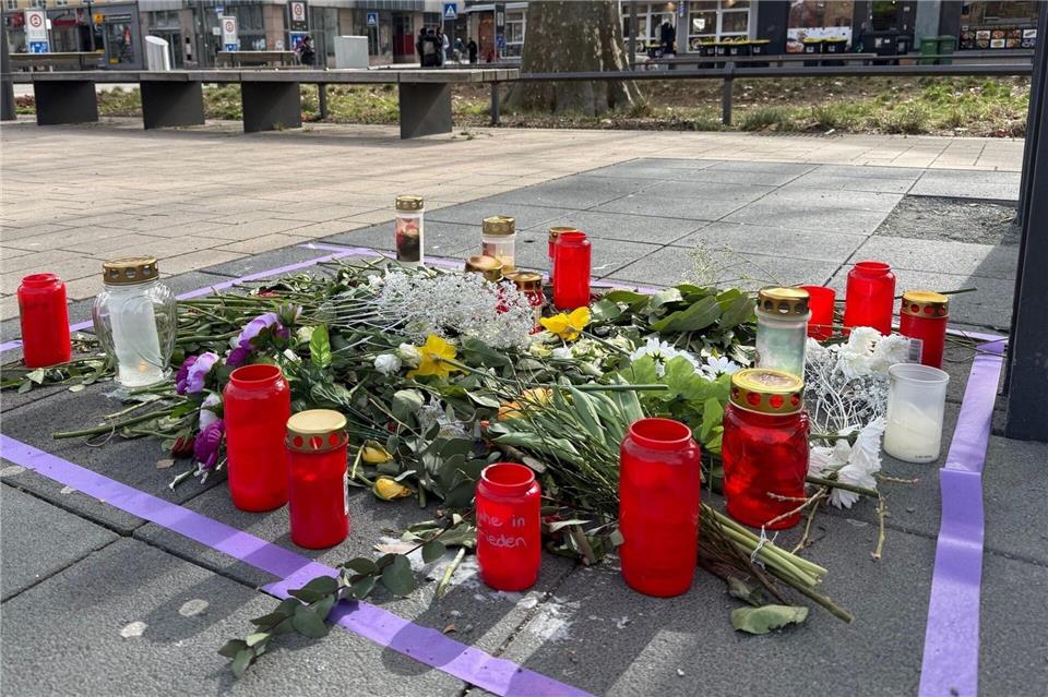 Kerzen und Blumen zeugen noch von der tödlichen Messerattacke in der Innenstadt von Kaiserslautern. Christian Schultz/dpa
