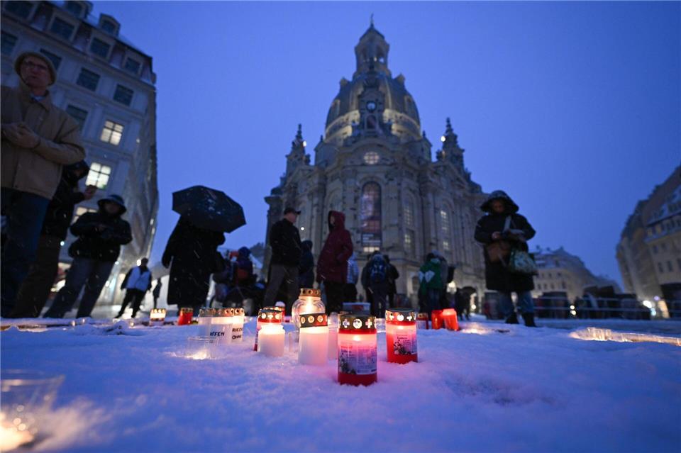 Kerzen vor der Dresdner Frauenkirche am GedenktagRobert Michael/dpa