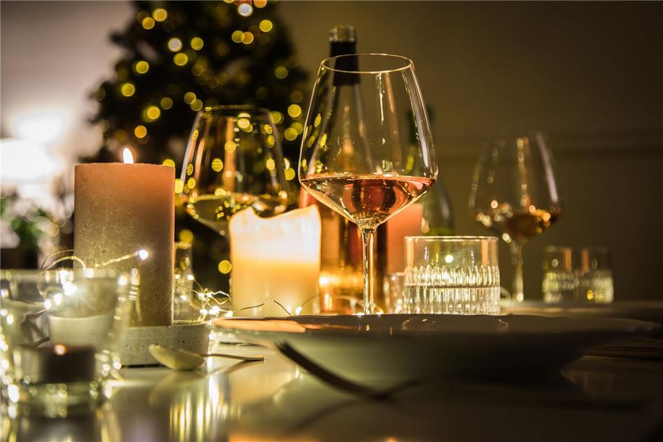 Kerzenschein und sanftes Licht schaffen eine gemütliche Atmosphäre – auch ohne perfekte Ordnung.picture alliance / dpa-tmn