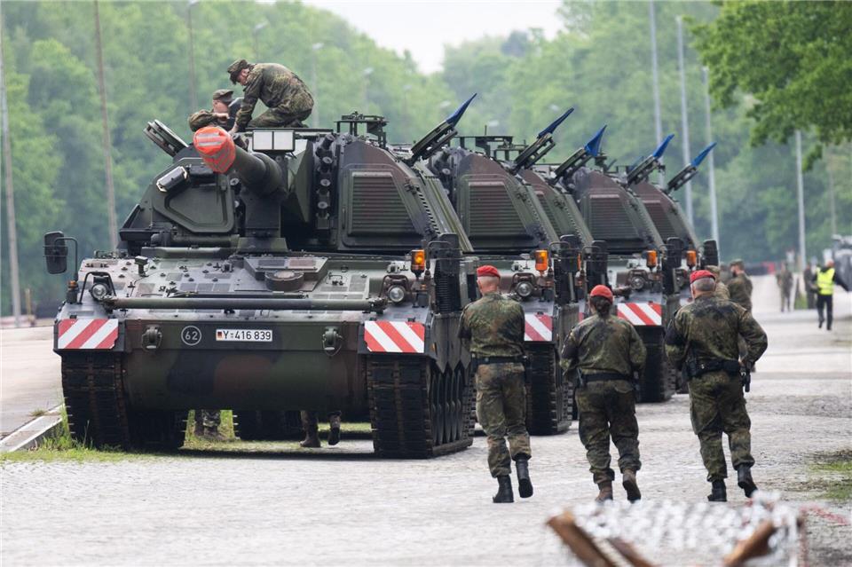 Kettenfahrzeuge der Panzergrenadierbrigade 37 bei einer Heimatschutzübung zur Bahnentladung am Truppenübungsplatz.Julian Stratenschulte/dpa