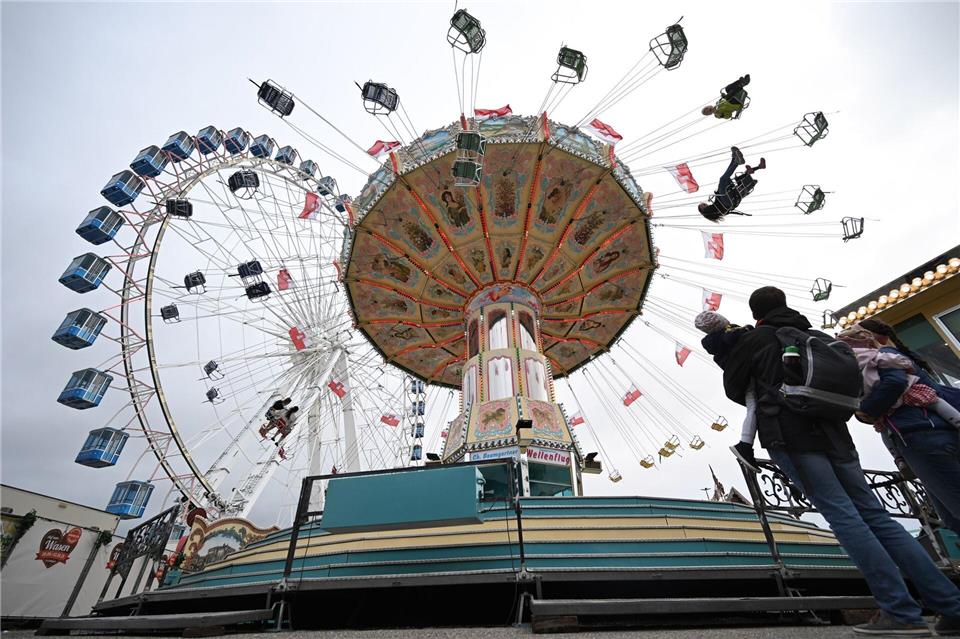 Kettenkarussell und Riesenrad drehen sich auf dem Cannstatter Wasen. (Archivbild)Bernd Weißbrod/dpa
