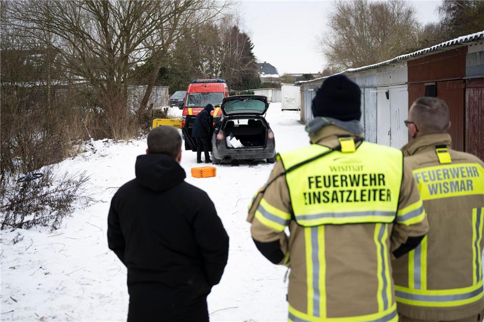 Kettensägen und Taucher waren bei der Suchaktion im Einsatz.Philip Dulian/dpa