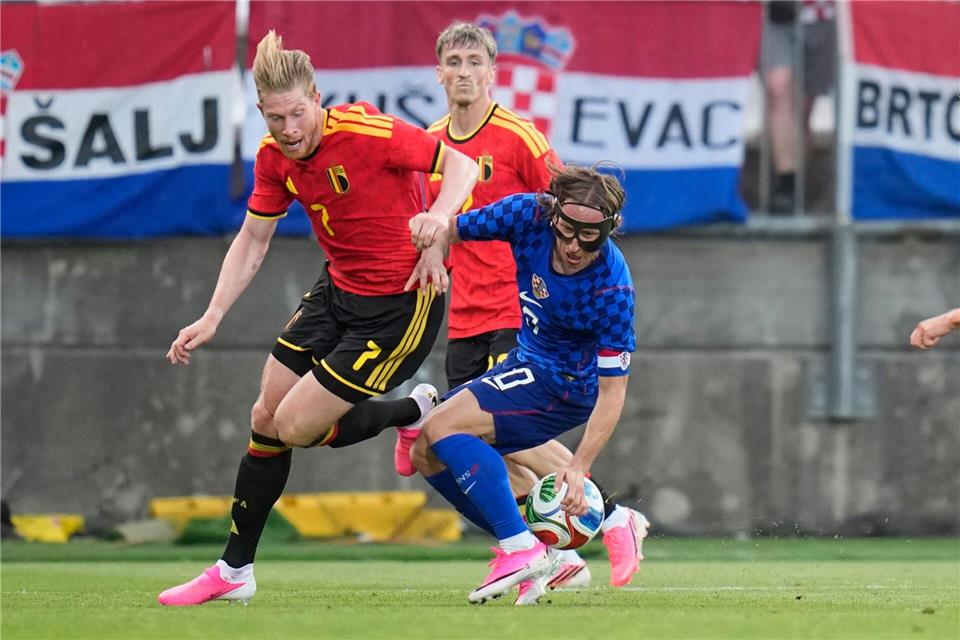 Kevin De Bruyne (l) ist immer noch Schlüsselspieler. (Archivbild)Darko Bandic/AP/dpa